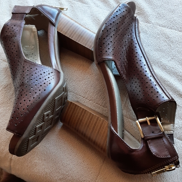 White Mountain - Gently used open toe brown shoes for women - Size: 8 - Picture 2 of 10